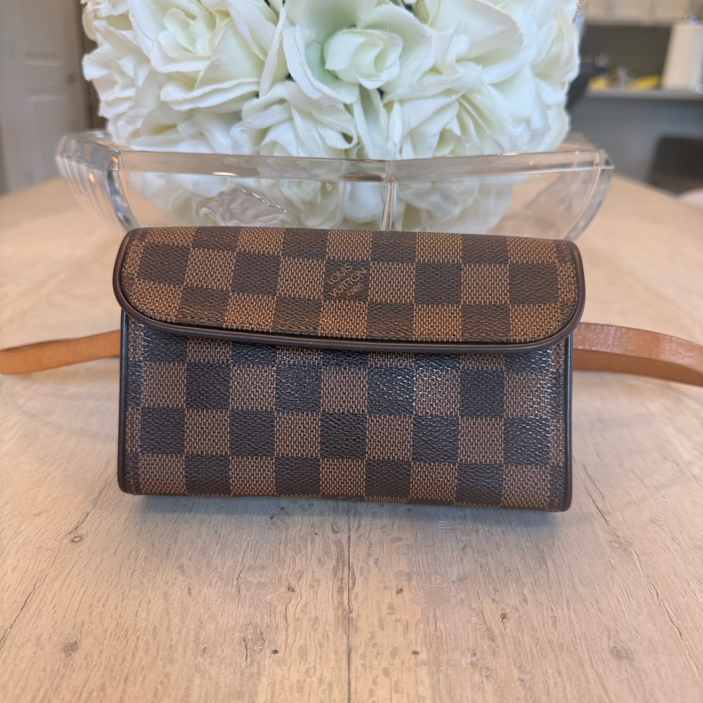 LV belt Bag
* Length: 6.5" (16 cm)
* Height: 4.0" (10 cm)
* Depth: 1.5" (3 cm)